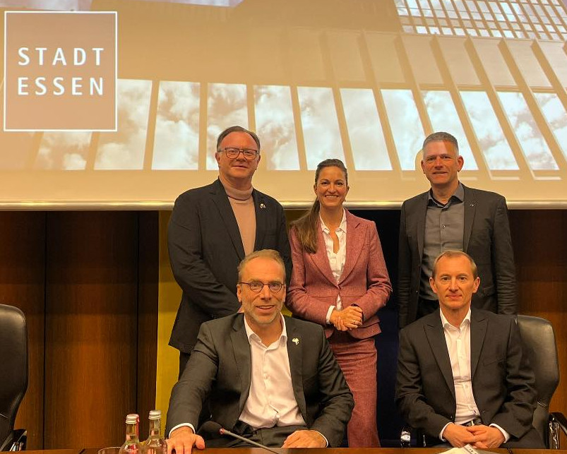 Das Foto zeigt stehend von links nach rechts: Stephan Bode (Leiter des Amtes für Soziales und Wohnen), Babette Nierenz (Intendantin Philharmonie Essen) und Martin Gärtner (Verwaltungsleiter Gesundheitsamt der Stadt Essen), sitzend: Ralf Bockstedte (Vorsitzender des Inklusionsbeirats der Stadt Essen) und Jörg Rodeike (Projektleiter KSL.Düsseldorf)