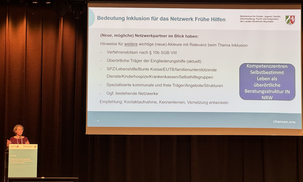 Désirée Frese vom MKJFGFI hob in Ihrer Präsentation die KSL.NRW als Partner im Netzwerk Frühe Hilfen hervor.