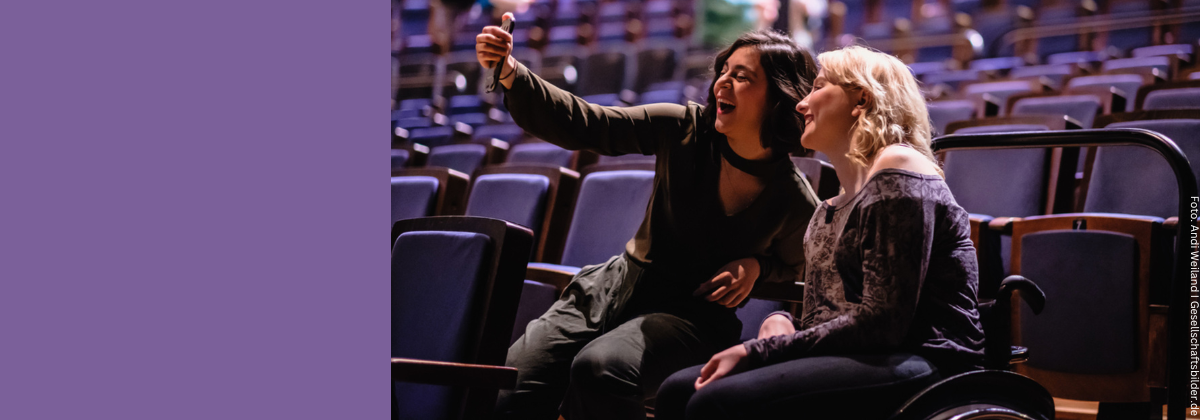 Zwei junge Damen im Theater; Foto: Andi Weiland I Gesellschaftsbilder.de