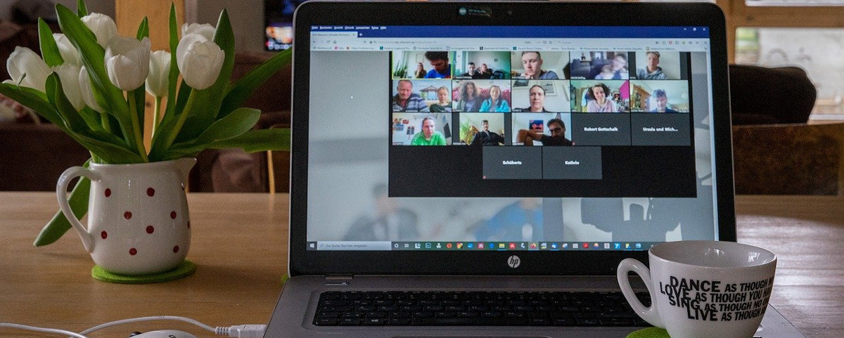 Das Bild zeigt eine Videokonferenz auf einem Laptop.
