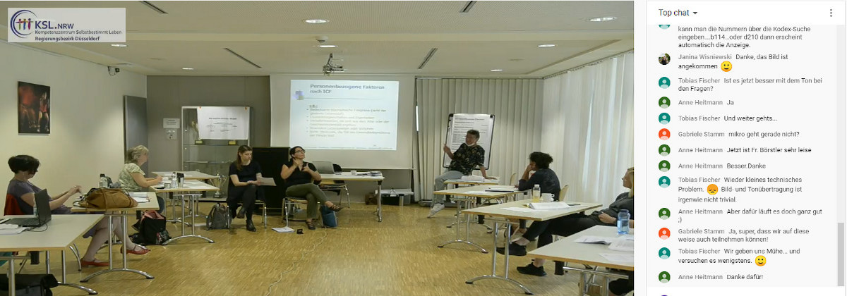 Auf dem Bild ist die Referentin Irene Börstler, Gebärdensprachdolmetscher*innen und einige Teilnehmer*innen zu sehen. Rechts ist ein Ausschnitt des Live-Streams zu sehen. 