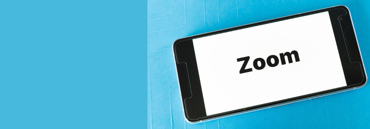 Smartphone mit Schriftzug "Zoom"