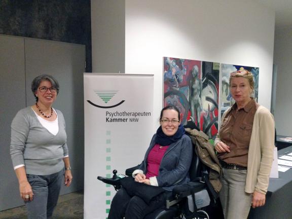 Von links: Stehend Ellen Dieball, Katja Fellenber im Rollstuhl und stehend Andrea Otto-Erley auf der Fachtagung Psychotherapie für Menschen mit Intelligenzminderung - Chancen und Perspektiven