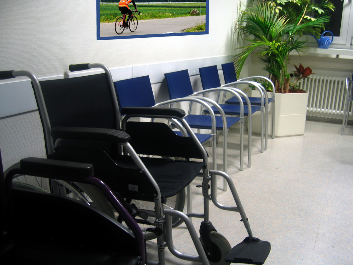 Wartezimmer mit Rollstuhl