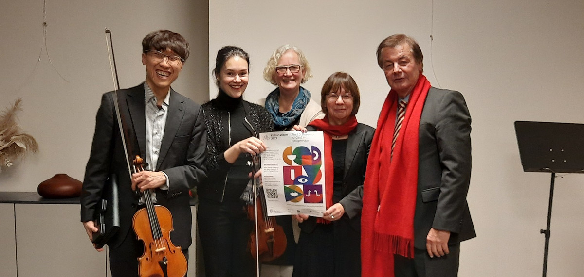 Foto der Violinisten Valentina Resnyanska und Andy Chen, dazu Iris Colsman und Margit Benemann vom KSL und der stellvertretende Bürgermeister Edmund Mathey
