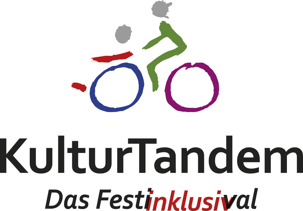 Logo KulturTandem: Ein stilisiertes Rollstuhlfahrrad mit wenigen Pinselstrichen gemalt, mit dem von rechts nach links zwei Personen fahren