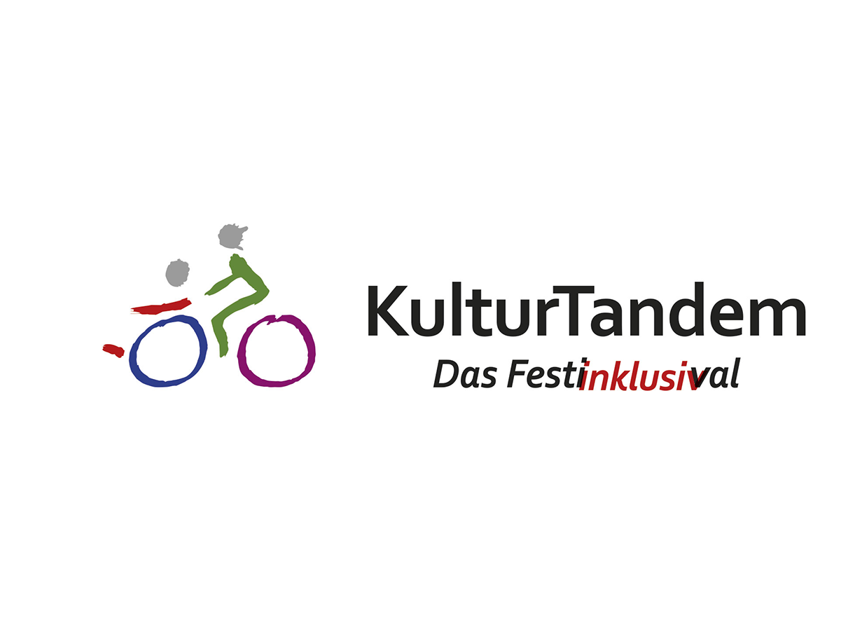 Logo KulturTandem - Banner - Links ein mit Pinselstrichen skizziertes Rollstuhlfahrrad mit zwei Personen, einer fährt die vorn im Rollstuhl sitzende Person, rechts daneben der Schriftzug KulturTandem - Das Fest-inklusiv-al