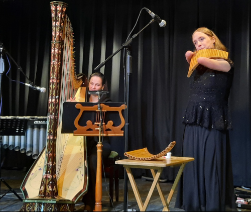 Hannah Schlubeck (rechts) mit der Panflöte und Isabel Moreton (links) an der Harfe