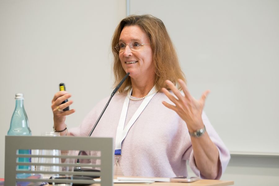 Ein Bild von Frau Sappok während ihres Vortrags. Sie gestikuliert mit den Händen.