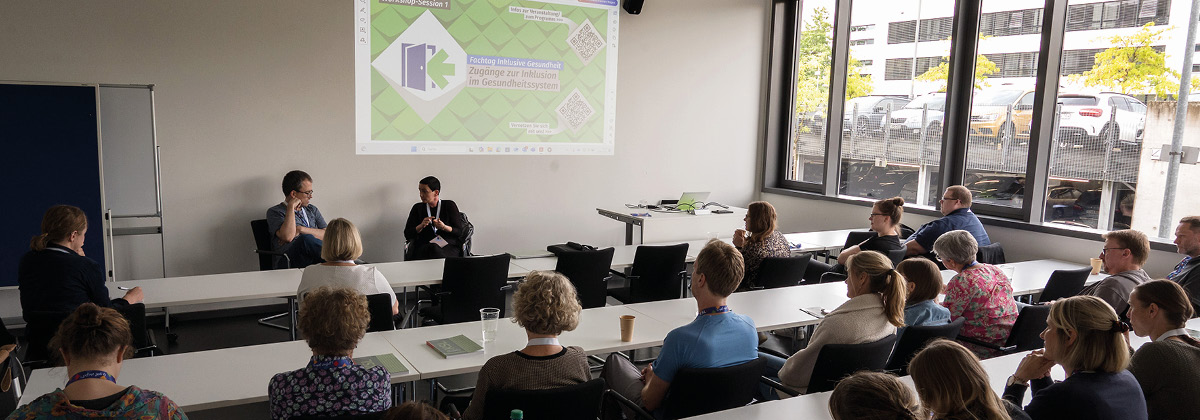 Blick in den Vortragsraum mit Annika Kleischmann und Benjamin Holland