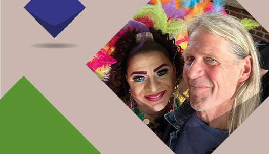 Ein Selfie mit zwei Personen und buntem Kostüm