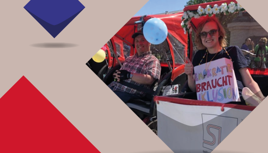 Zwei Menschen mit fröhlichen Gesichtern während der Demo zu Inklusion und Demokratie