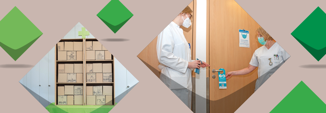 Trennendes Schmuckelement des Newsletters. Grüne Kacheln der KSL. In zwei Kacheln sind Fotos zu sehen. Auf dem einen Foto sieht man ein Papp-Krankenhaus, auf dem anderen Foto hängen zwei Frauen in weißen Mänteln und FFP2 Masken einen Türanhänger an eine Tür. 