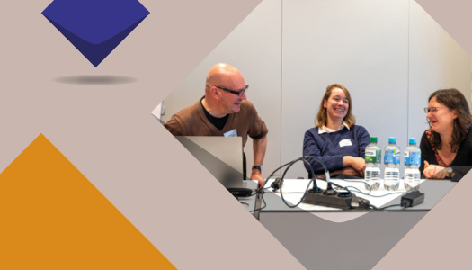 Drei Personen auf einer Veranstaltung im Gespräch, bei fröhlicher Stimmung