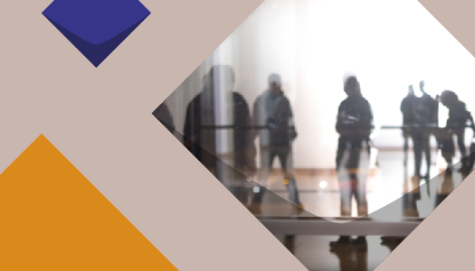 Bunte Kacheln der KSL und ein Bild durch die Glasscheibe eines Gebäudes man kann Umrisse von Besuchern erkennen