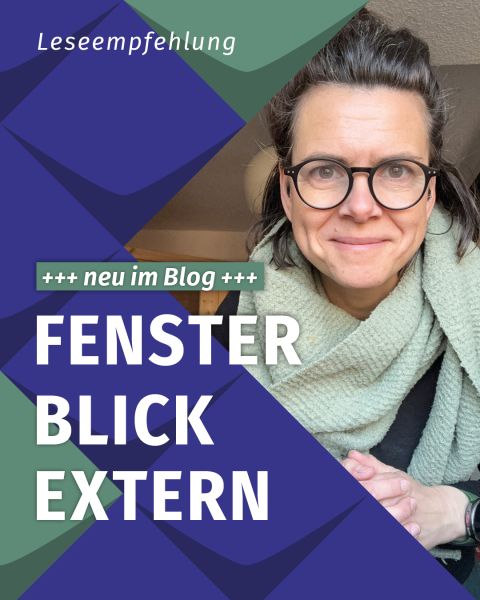 Ein Foto von einer Frau mit einem Hellgrünen Schal und einer Brille, neben vielen blauen und einigen mintgrünen Kachel-Elementen der KSL