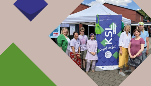 Eine grüne Kacheln und ein Foto von einem Gruppender KSL und ein Foto von sechs Frauen und einem Mann vor einem Rollup des KSL.Arnsberg