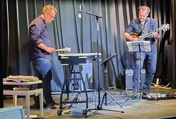 Matthias Goebel (links) am Vibraphon und Philipp van Ender (rechts) an der E-Gitarre