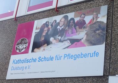 Katholische Schule für Pflegeberufe Duisburg e.V. - Schild an der Hauswand der Schule