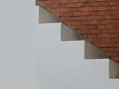 graue Stufen, seitlich eine braune Backsteinmauer