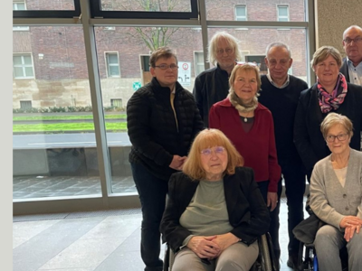 Elf Mitglieder des Landesbehindertenbeirates mit Claudia Middendorf (stehend 5. von links)