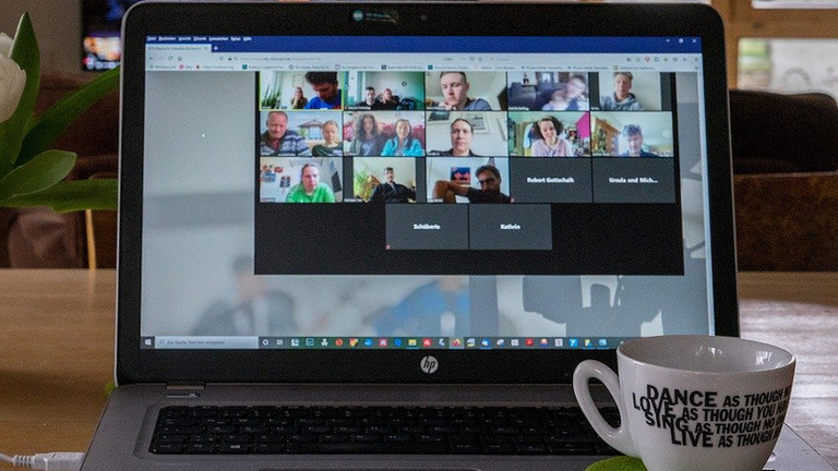 Das Bild zeigt eine Videokonferenz auf einem Laptop.