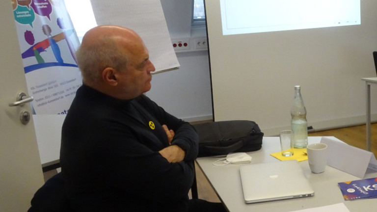Referent Jörg Rodeike (rechts)  mit einem Teilnehmer  (links) des Seminars.