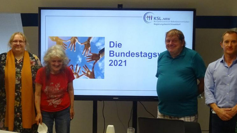 Teilnehmer*innen des Seminars zur Bundestagswahl mit Referent Jörg Rodeike (rechts)
