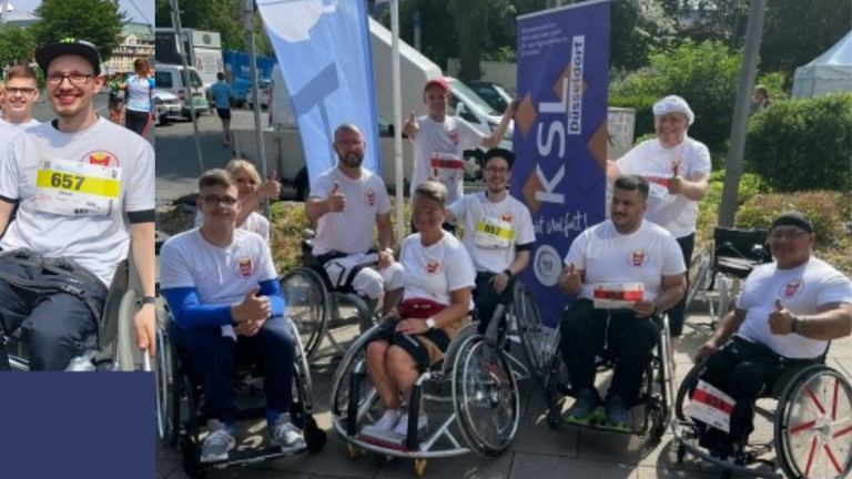 Die Gruppe des Handicap-Sport-Vereins Wuppertal: Rollstuhlfahrer*innen und Fußgänger*innen 