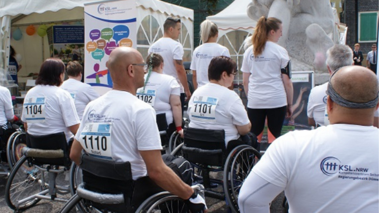 Rollstuhlfahrer*innen mit T-Shirts des KSL Düsseldorf 