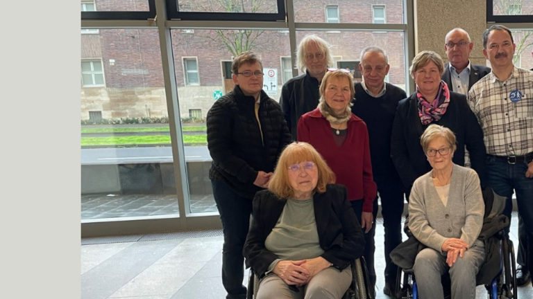 Elf Mitglieder des Landesbehindertenbeirates mit Claudia Middendorf (stehend 5. von links)