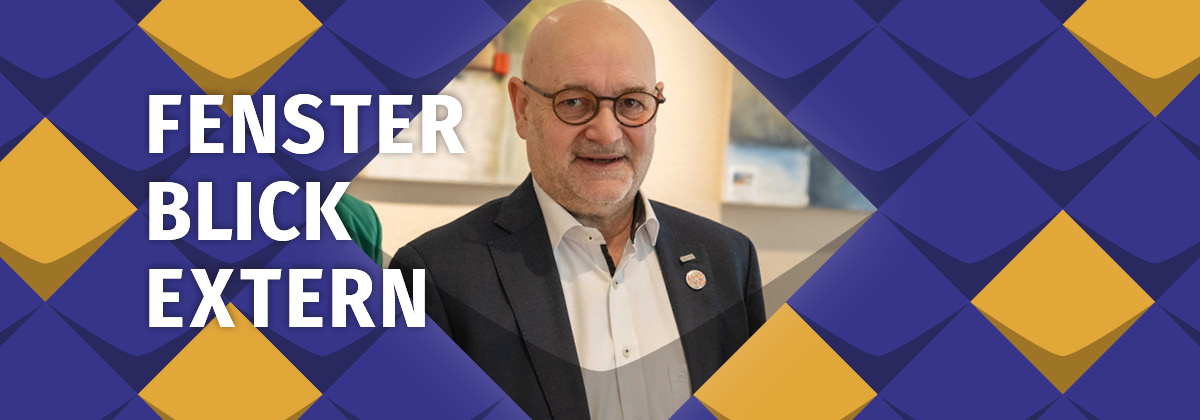 Ein Foto von Alexander Pröbstl vor bunten Kacheln der KSL/Darauf steht Fensterblick Extern