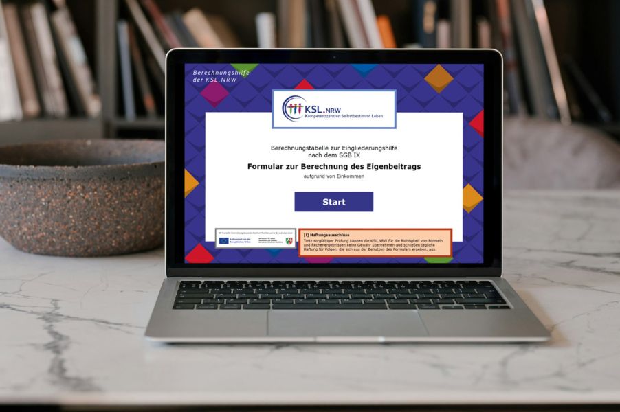 Blick auf die geöffnete Berechnungshilfe an einem Laptop-Bildschirm auf einem Schreibtisch