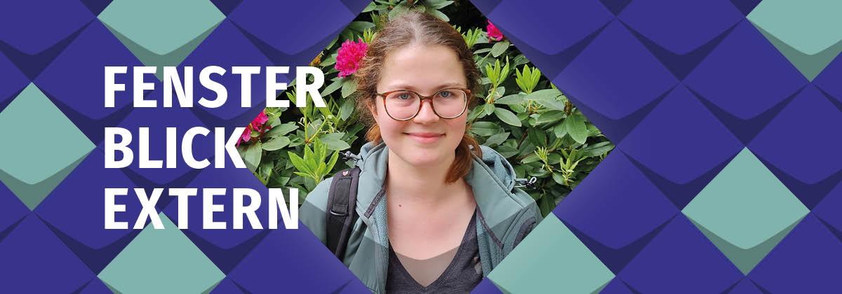 Bunte Kacheln als Stilelemente der KSL.NRW rahmen ein Foto von Hannah Hübecker ein - eine lächelnde junge Frau mit dunkel-blonden langen Haaren und Brille