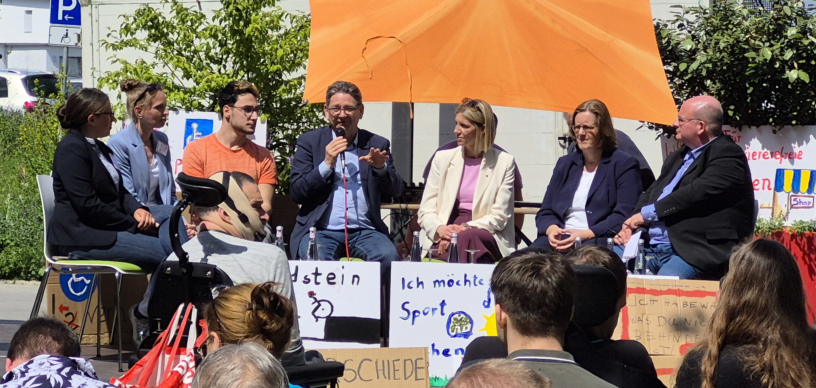 Eine rege Podiumsdiskussion. Mit dabei waren unter anderem: Virginia Möller (Geschäftsführerin von Pro Mobil e.V, 2.v.l.)  Josef Neumann (Landtagsabgeordneter (mittig)) und  Kerstin Griese, (Bundestagsabgeordnete  und zuständig für den Wahlkreis Mettmann, 2.v.r.)