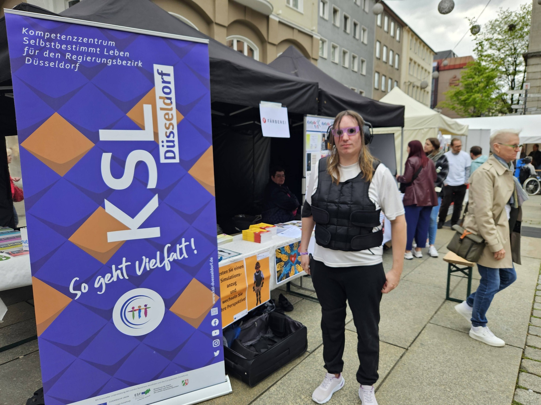 Ein Besucher mit dem Altersanzug, Roll-Up KSL.Düsseldorf