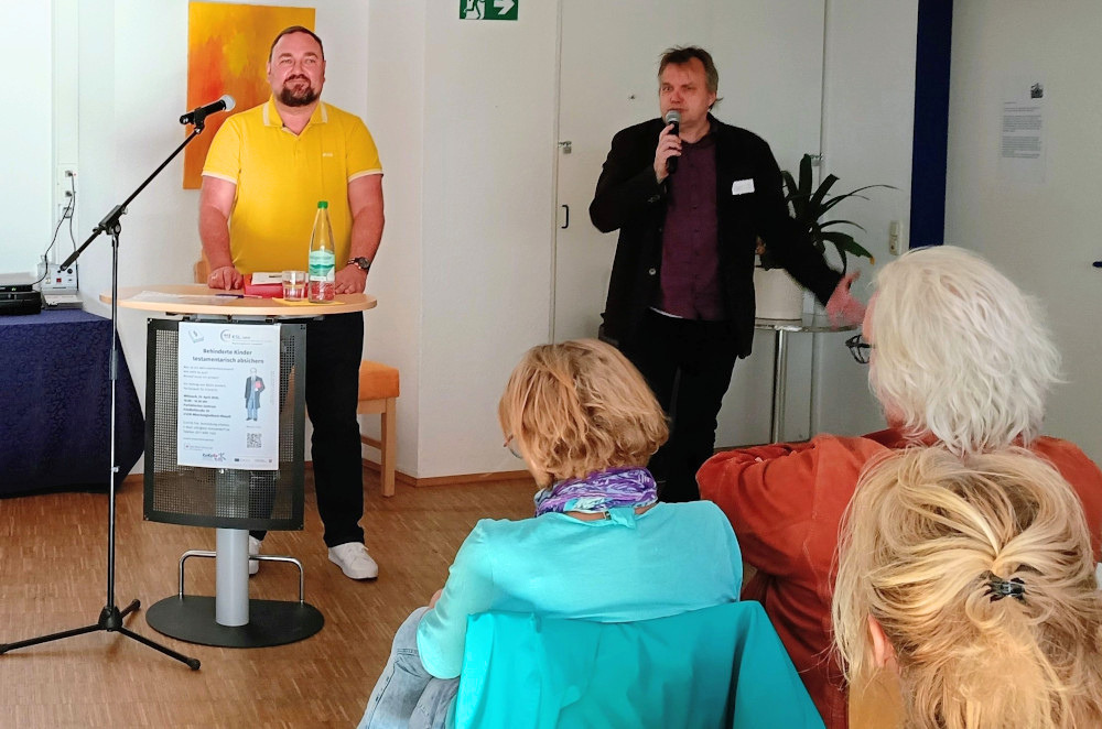 Rechtsanwalt Björn Jennert (links) und Herrn Christopher Micha von der Kokobe Mönchengladbach (rechts).