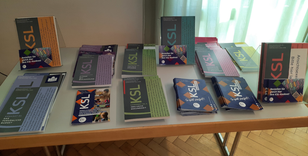 Büchertisch mit KSL-Konkret-Broschüren