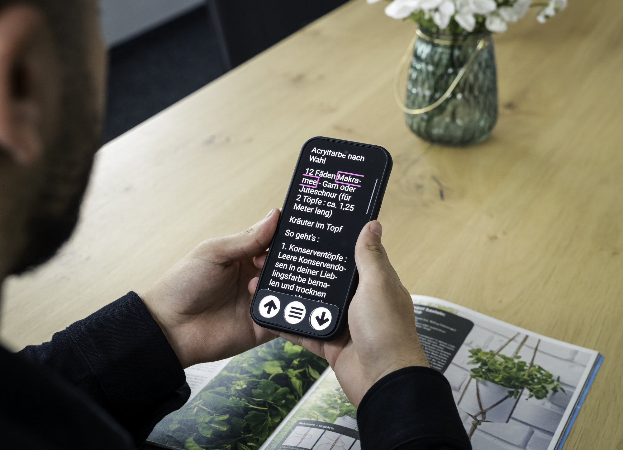 Ein Nutzer lässt sich auf seinem Smartphone einen Text vergrößert anzeigen. 