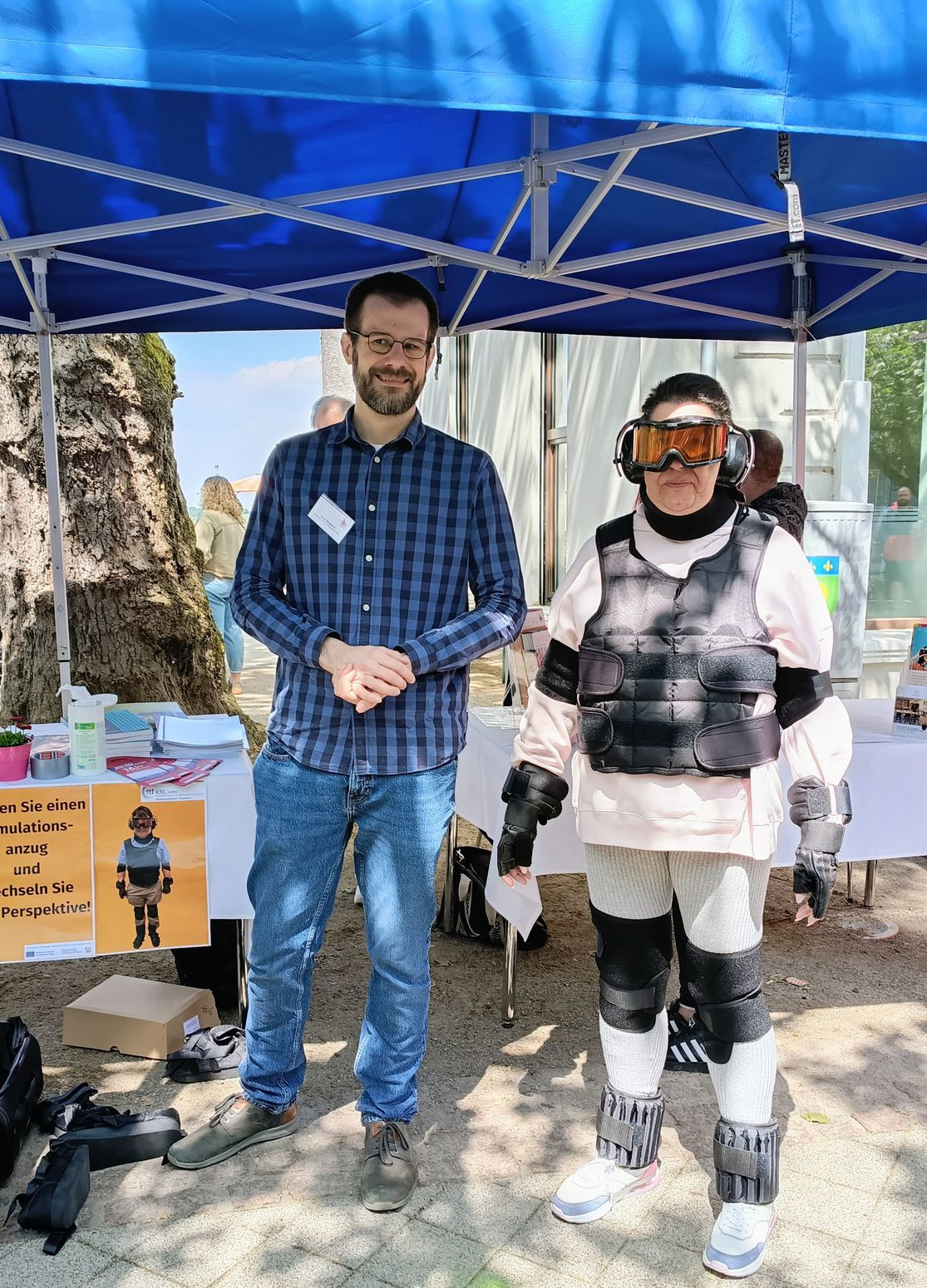 Aktionstag Mai 2026 in Heiligenhaus: Gero Büskens (links) vom KSl.Düsseldorf, eine Person mit dem Alterssimulationsanzug (rechts)