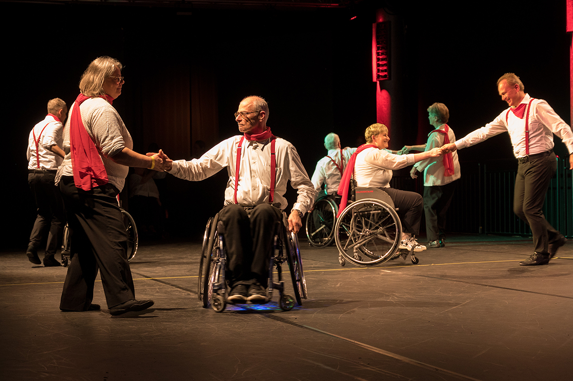 Rollstuhlfahrer*innen tanzen mit Fußgänger*innen