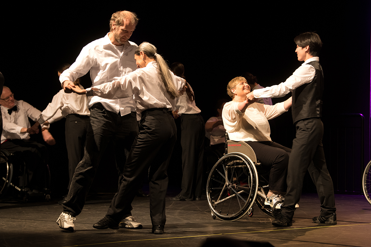 Amateur-Tänzer*innen gemeinsam mit Tänzer*innen des Aalto Ballett Essen