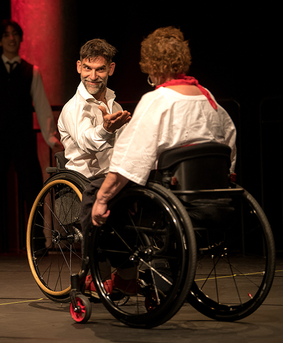 Zwei Rollstuhlfahrer*innen tanzen gemeinsam