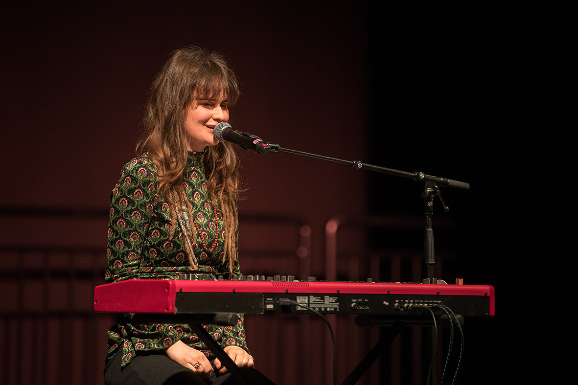 CassMae, eine blinde Sängerin, am Keyboard