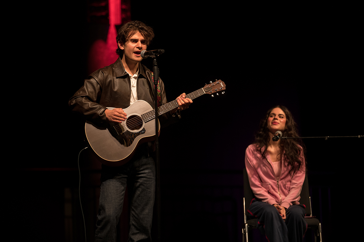 Aris Valentino mit Gitarre und Stella Scholaja