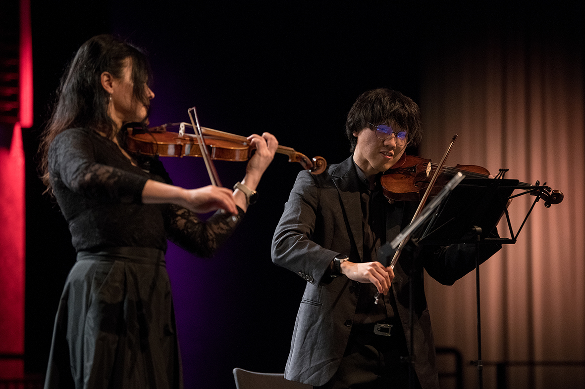 Valentina Resnyanska und Shih-Hsiang (Andy) Chen spielen Violine
