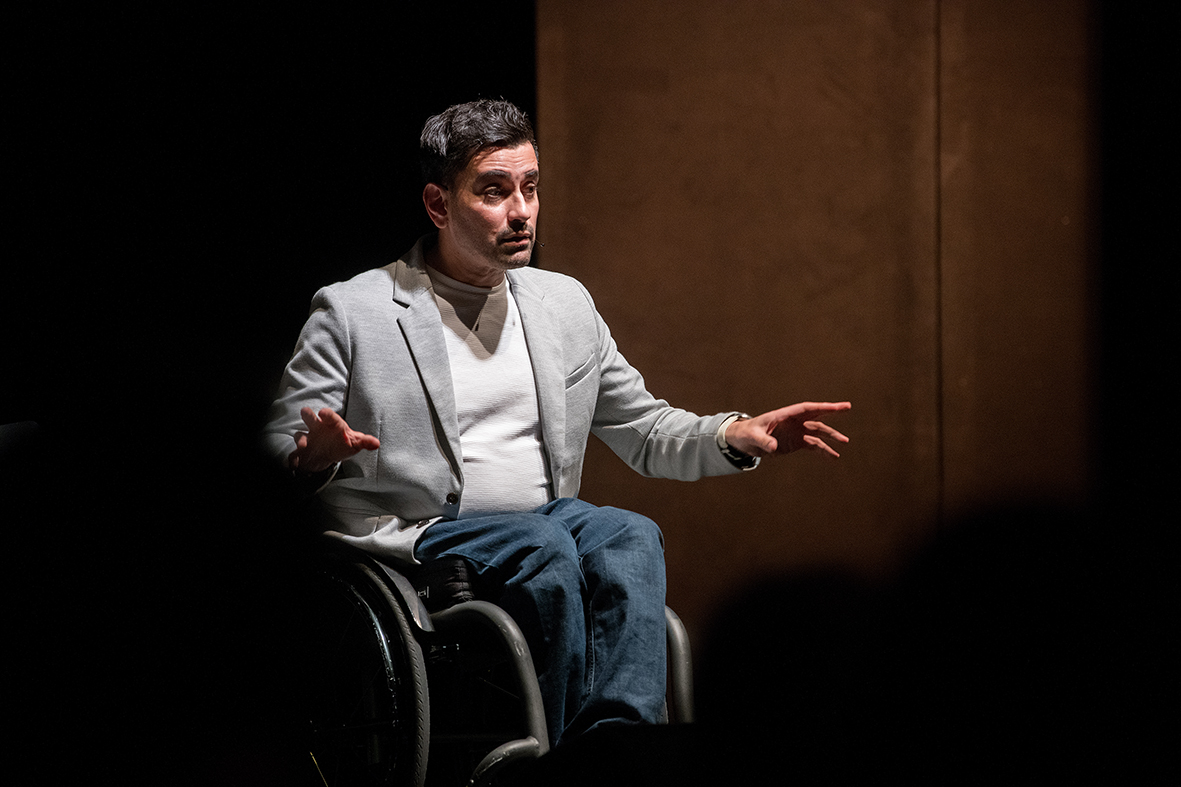 Tan Caglar, Comedian im Rollstuhl