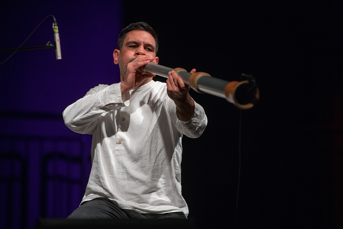Marvin Dillmann mit einem Didgeridoo