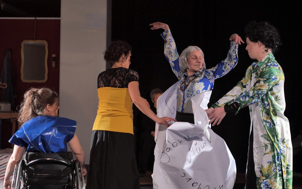 Schauspielerin Diana Margolina als Gabriele Münter zusammen mit Tänzer*innen der Tanzkompanie Szene 2wei