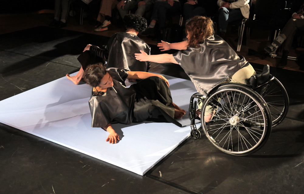 Drei Tänzer*innen (darunter eine Rollstuhltänzerin) von der Tanzkompanie Szene 2wei